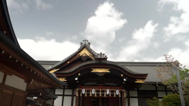 Крыша монашеского квартала в храме Фушими Инари в Киото — стоковое видео