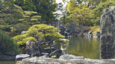 Kyoto 'daki Nijo-jo kalesinde bahçeler ve göletler.