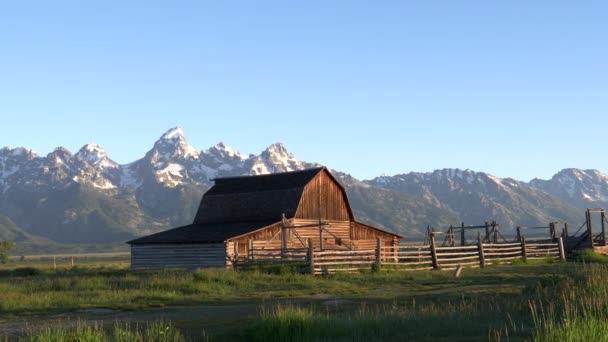 Grand Teton y un granero al amanecer en Wyoming — Vídeos de Stock