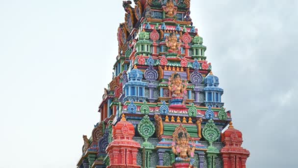 NADI FIJI- AUG, 8, 2018: opname van de zijkant van de sri siva subramaniya hindoe tempel in nadi — Stockvideo
