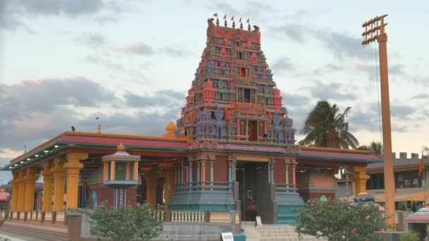 NADI FIJI - AUG, 8, 2018: ferde kilátás a színes hindu templom nadi, fiji — Stock videók