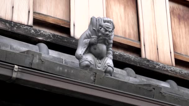 KYOTO, JAPÓN - 16 DE ABRIL DE 2018: una pequeña baldosa decorativa en el techo de una casa de té en Gion — Vídeos de Stock