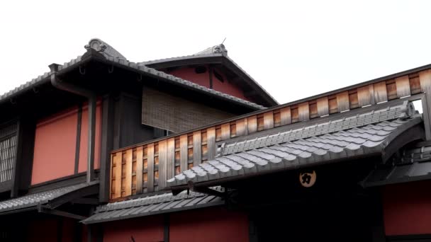 KYOTO, JAPAN - APRIL, 16, 2018: taket till det berömda tehuset ichiriki chaya i regionen — Stockvideo