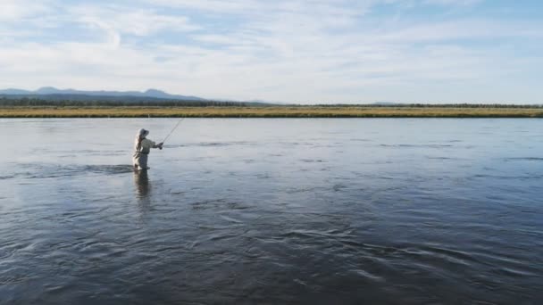 Замедленная съемка женщины-мухи, рыбачащей на знаменитом ранчо реки Хенрис — стоковое видео