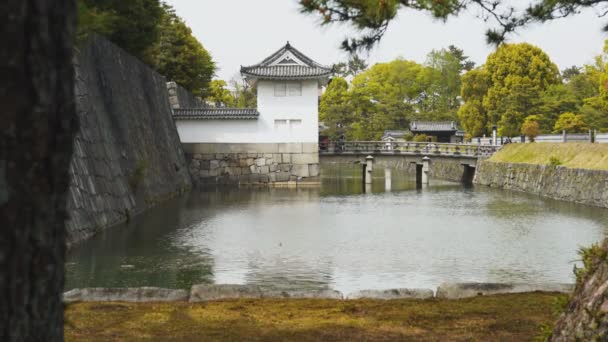 Wieża strażnicza i fosa na zamku nijo-jo w Kyoto — Wideo stockowe