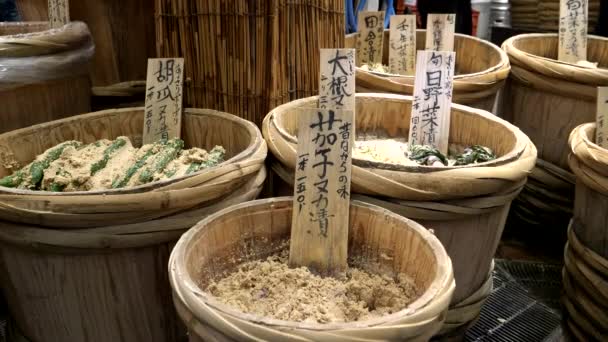 Маринованный огурец для продажи на рынке нисики в Киото — стоковое видео
