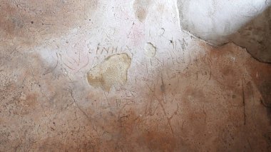 NAPLES, Italya- 13 Haziran 2019: Pompeii 'deki genelev duvarına grafiti