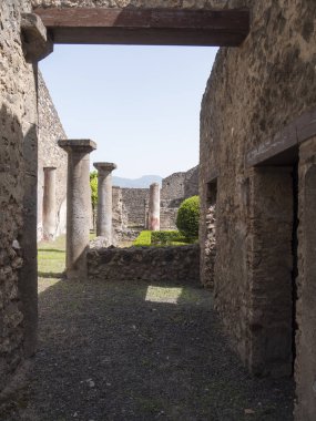NAPLES, ITALY- 13 Haziran 2019: Pompeii harabelerindeki antik sütunlar
