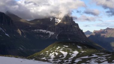 Öğleden sonra Buzul Ulusal Parkı 'ndaki Güneş Dağı' na gitme manzarası