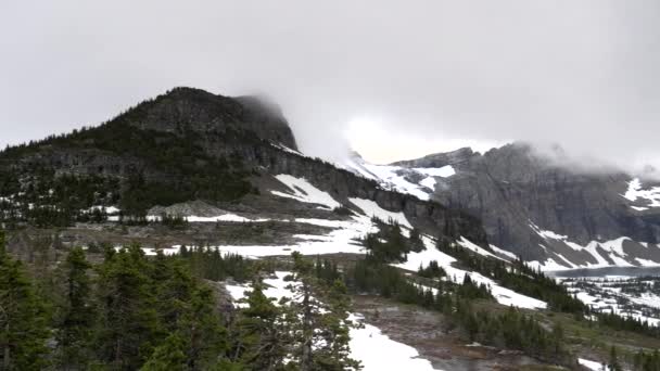 Tiro de lago escondido en el parque nacional glaciar en montana — Vídeo de stock