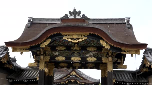 KYOTO, JAPAN - KWIETNIA, 16 KWIETNIA 2018: zamki nijo-jo misternie rzeźbione bramy karamonowe w kyoto — Wideo stockowe