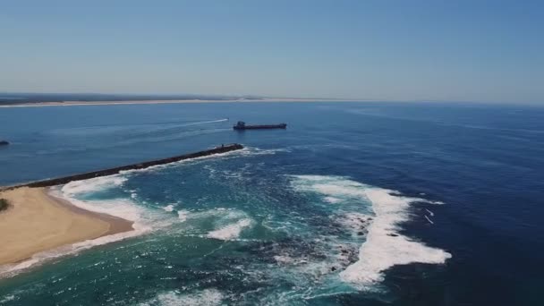Drone ripresa aerea di una nave da carico di carbone in partenza da Newcastle — Video Stock