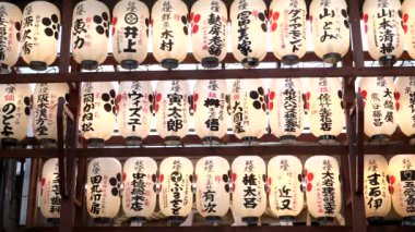 Kyoto 'daki Nishiki Tenmagu Tapınağı' nın kağıt fenerlerini kapatın.