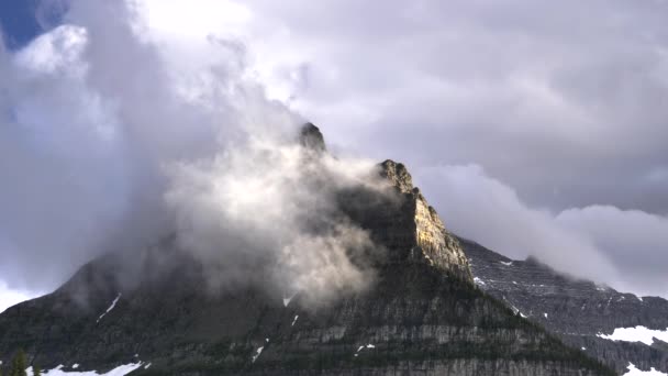 Gros plan des nuages orageux soulevant de mt oberlin dans le parc national des glaciers — Video