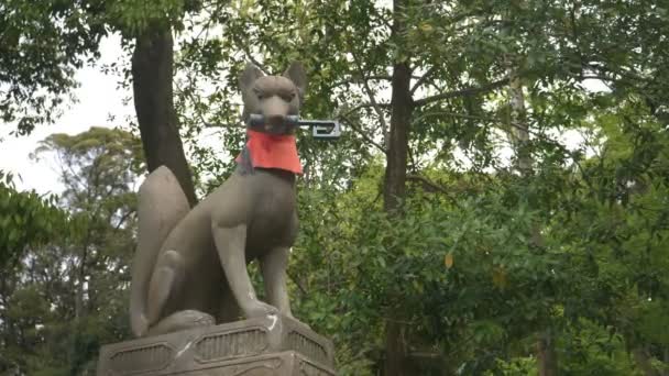 Eine Statue eines Fuchses mit einem Schlüssel am Schrein fushimi inari — Stockvideo