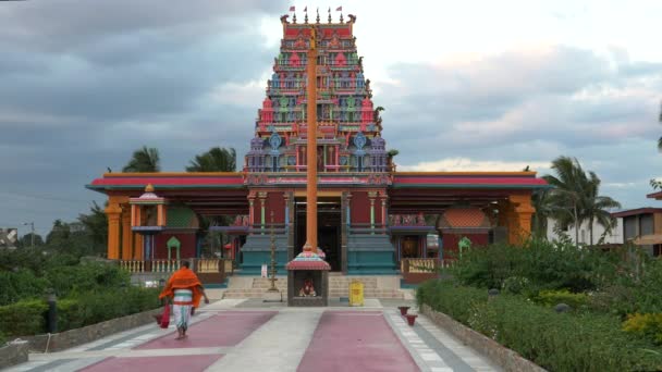 NADI FIJUNAUG, 2018 년 8 월 8 일: 나디에 있는 힌 두 사원의 남자 숭배자 — 비디오