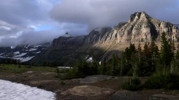 Zoom in shot dari mount pollock di gletser taman nasional di montana — Stok Video