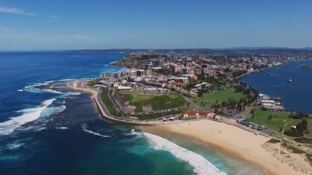 Drone luchtvlieg door schot van fort scratchley in Newcastle — Stockvideo