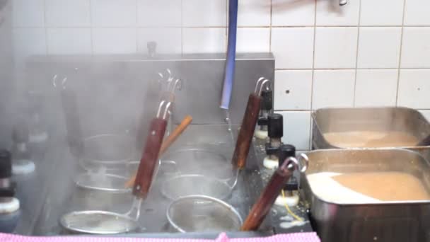 Közel a fazekak tészta főzés egy étteremben Kiotóban — Stock videók