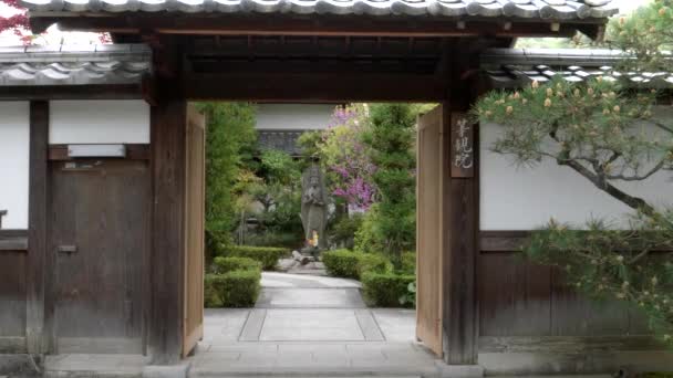 KYOTO, JAPÃO - 16 de abril de 2018: um pátio tranquilo no templo de tenryuji em kyoto — Vídeo de Stock