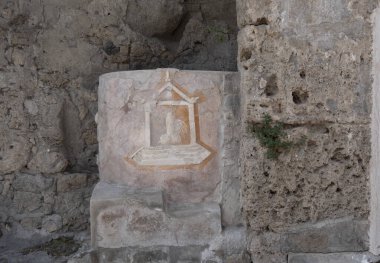 NAPLES, İTALYA 13 Haziran 2019 Pompei 'deki bir evin duvarında erkeklik organı sembolü.