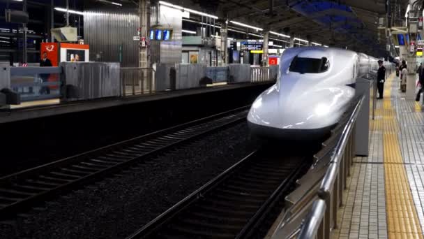 KYOTO, JAPAN - KWIECIEŃ, 17 KWIECIEŃ 2018: zatrzymanie się pociągu z pociskiem na stacji Kioto — Wideo stockowe
