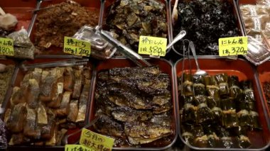 Kyoto 'daki nishiki pazarında satılık marine edilmiş balık.