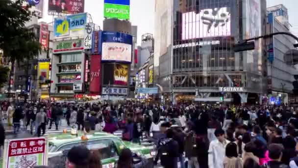 TOKIO, JAPÓN - 18 DE ABRIL DE 2018: Panning tarde lapso de tiempo del cruce shibuya increíblemente ocupado en tokyo — Vídeo de stock