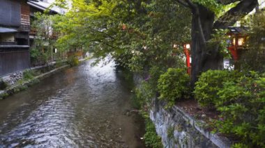 Kyoto 'nun lejyon bölgesindeki shirakawa kanalının aşağı akıntı manzarası.