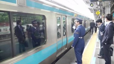 TOKYO, JAPONYAN - 19 Nisan 2018: Tokyo 'daki bir tren istasyonunda platform bekçisi