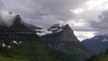 Buzul Ulusal Parkı 'ndaki Oberlin Dağı' nda bulutlar
