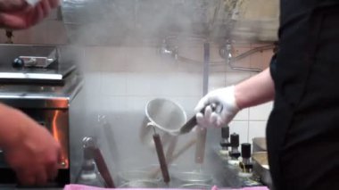 Kyoto 'da bir erişte restoranında bir şef yumurta pişiriyor.