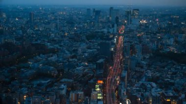 Mori Hills Kulesi 'nden Tokyo' ya giden bir otoyolun gece süreleri doluyor.