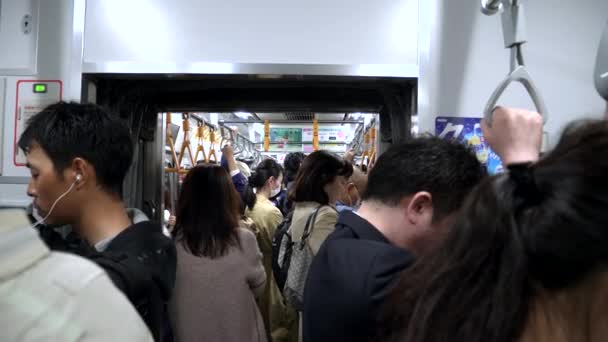 东京，日本- 2018年4月18日：东京一辆拥挤的通勤列车的内部拍摄 — 图库视频影像