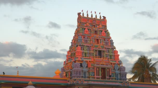 Egy közeli kilátás a Srí siva subramaniya hindu templom nadi naplementekor — Stock videók