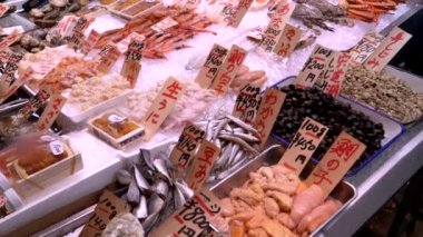 Kyoto 'daki nishiki pazarında çeşitli deniz ürünleri satan bir masa.