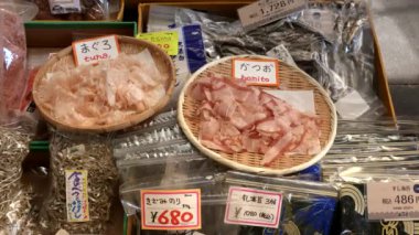 TOKYO, JAPONYAN - 19 Nisan 2018: Tsukiji pazarında satılık kurutulmuş ton balığı ve bonito balığı
