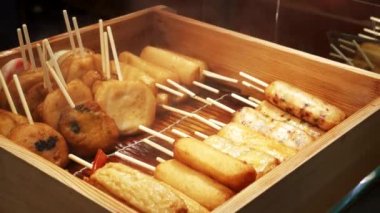 Kyoto 'daki Nishiki pazarında satılık bir çeşit balık köftesi.