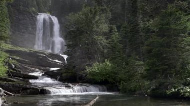 Montana 'daki Buzul Ulusal Parkı' nda geniş bir Virginia şelalesi manzarası.