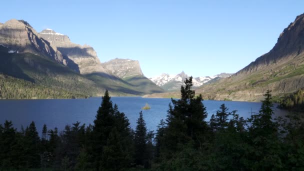 Prise de vue matinale de l'île aux oies sauvages et du lac Sainte-Marie au parc national des glaciers du Montana — Video
