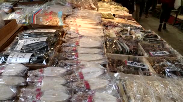 KYOTO, GIAPPONE - 19 APRILE 2018: pacchetti di frutti di mare secchi al mercato nishiki di Kyoto — Video Stock