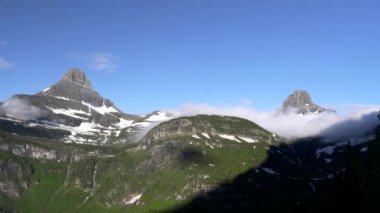 Montana 'daki Buzul Ulusal Parkı' nda, Clements Dağı 'ndan Reynolds Dağı' na sabah şeridi.