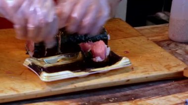 Tokyo 'daki Tsukiji balık pazarında suşi servisi yapan bir şefe yakın.