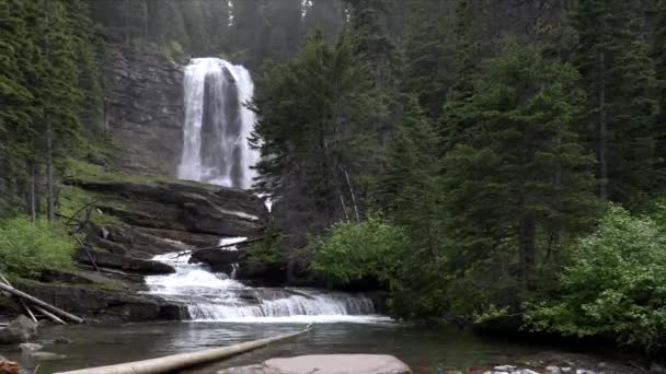 Ein Vergrößerungsclip von Jungfrauenfällen im Gletschernationalpark in Montana — Stockvideo