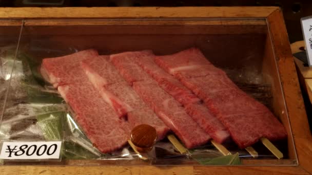 Gros plan des brochettes de bœuf wagyuu au marché tsukiji au Japon — Video