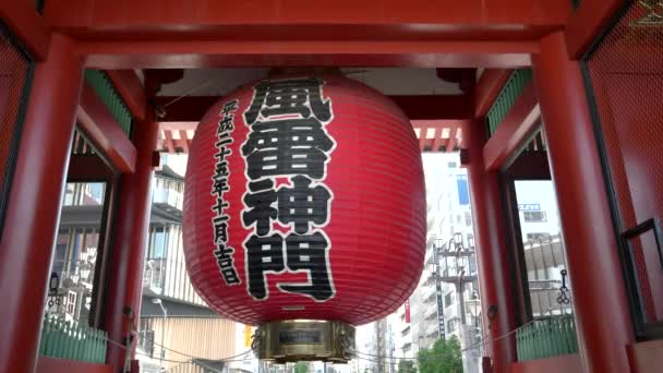 TOKYO, JAPAN - APRIL, 19, 2018: gigantische rode papieren lantaarn bij de ingang van de sensoji tempel in Tokyo — Stockvideo