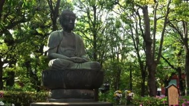 Buddha heykeli, Tokyo 'daki Sensoji tapınağında elleri kucağında.