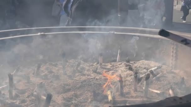 Clip de cámara lenta del incienso ardiendo en un caldero en el santuario de senso ji en tokyo — Vídeos de Stock