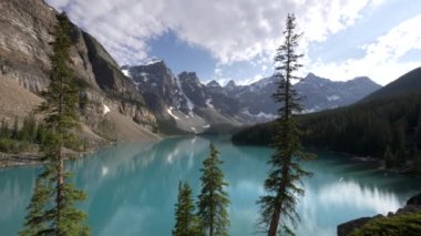 Banff Milli Parkı 'ndaki Moraine Gölü ve çam ağaçlarının öğleden sonra manzarası