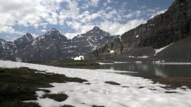 Banff Ulusal Parkı 'nın karaçam vadisinde Minnestimma Gölü